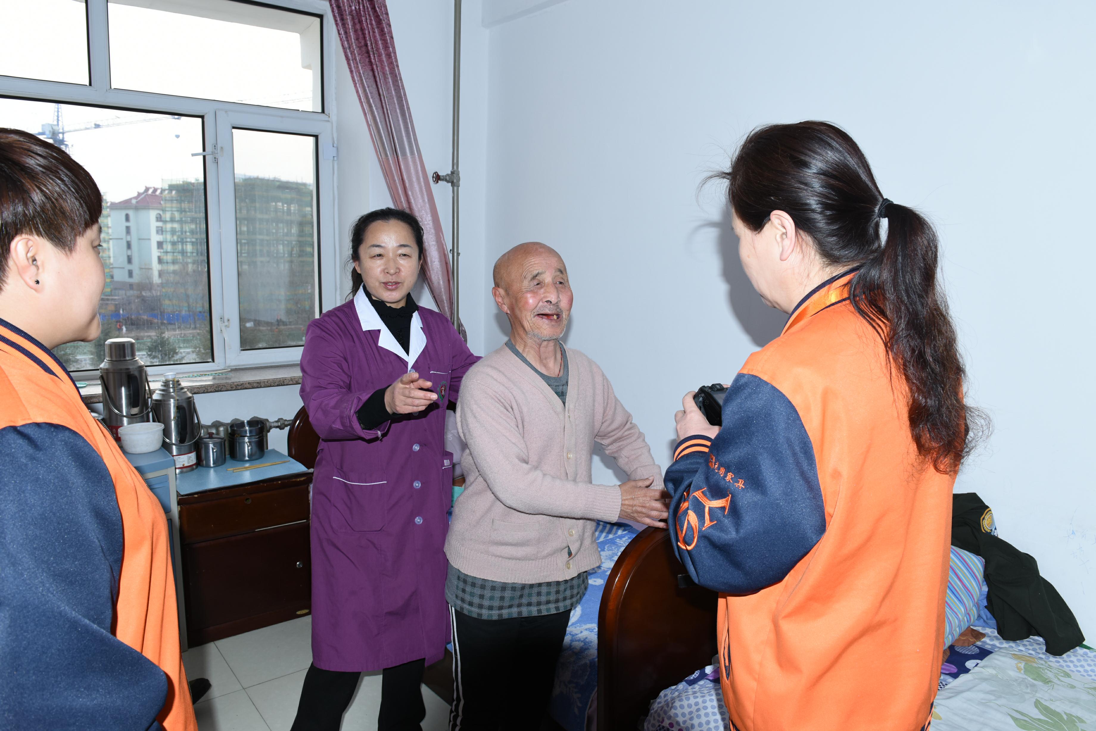 九九重陽，愛在金秋，光明集團(tuán)電商敬老獻(xiàn)愛心