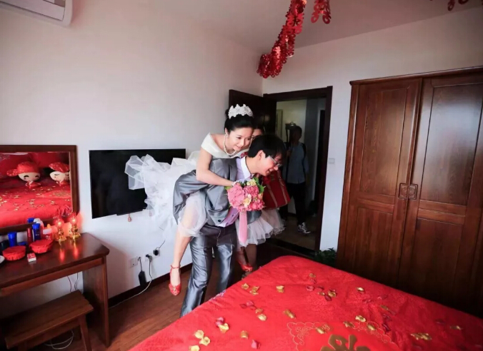 “買套實木家具，送你個老婆！你虧不虧？”