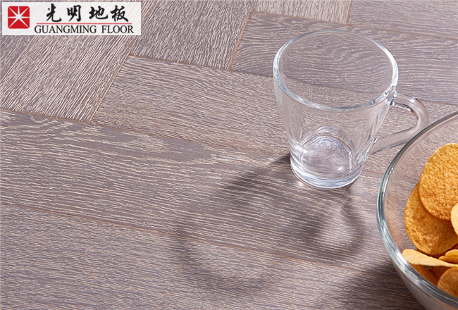 建材市場(chǎng)選購(gòu)實(shí)木地板的業(yè)主們知道這些方法嗎？